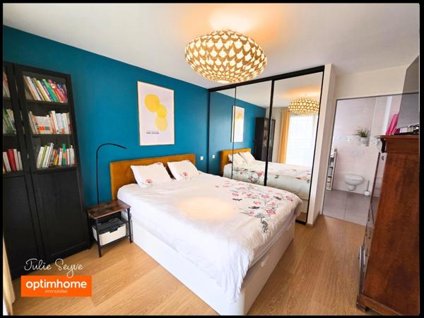 Maison individuelle de 126 m² à Cessy avec terrasse et jardin, garage motorisé et place de parking