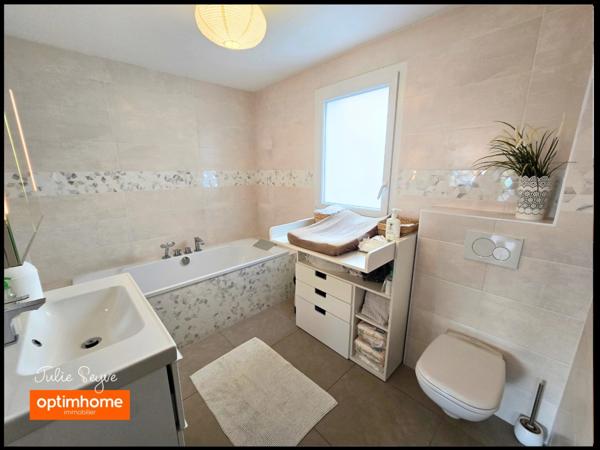 Maison individuelle de 126 m² à Cessy avec terrasse et jardin, garage motorisé et place de parking