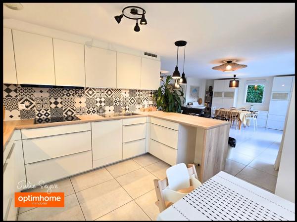 Maison individuelle de 126 m² à Cessy avec terrasse et jardin, garage motorisé et place de parking