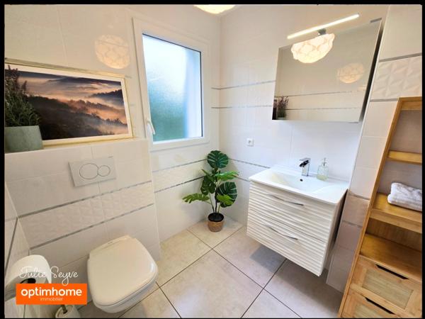 Maison individuelle de 126 m² à Cessy avec terrasse et jardin, garage motorisé et place de parking