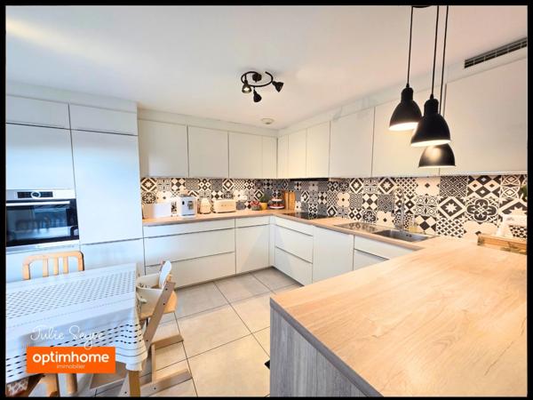 Maison individuelle de 126 m² à Cessy avec terrasse et jardin, garage motorisé et place de parking