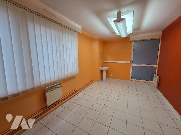 YVETOT CENTRE, local commercial d'~49,80m² une place de parking.