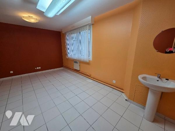 YVETOT CENTRE, local commercial d'~49,80m² une place de parking.