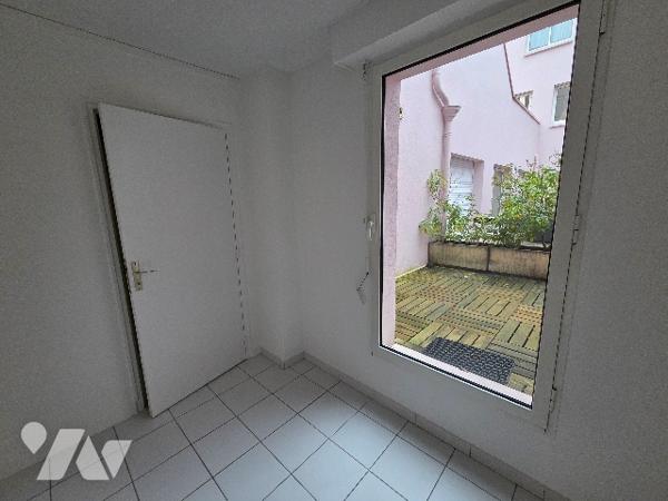 YVETOT CENTRE, local commercial d'~49,80m² une place de parking.