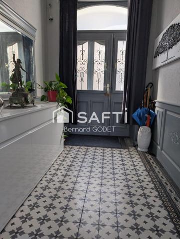 Maison de caractère rénovée + studio locatif en centre-ville.