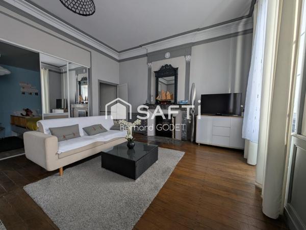 Maison de caractère rénovée + studio locatif en centre-ville.