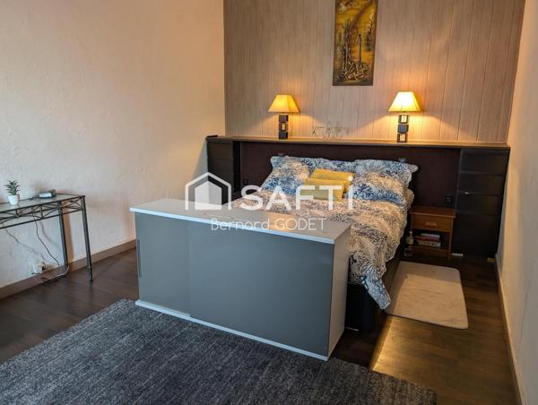 Maison de caractère rénovée + studio locatif en centre-ville.