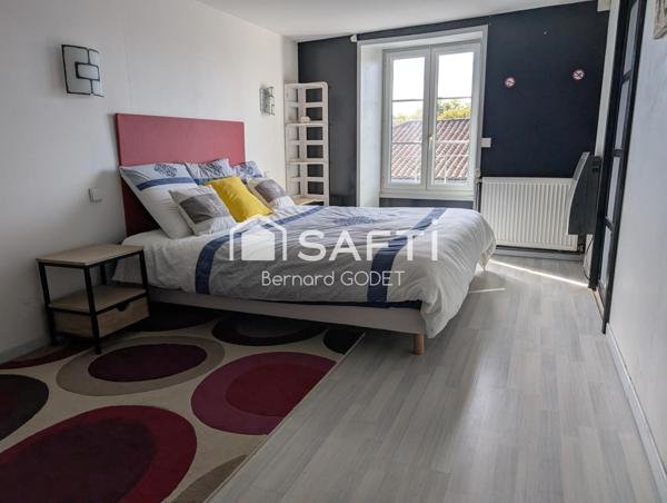 Maison de caractère rénovée + studio locatif en centre-ville.