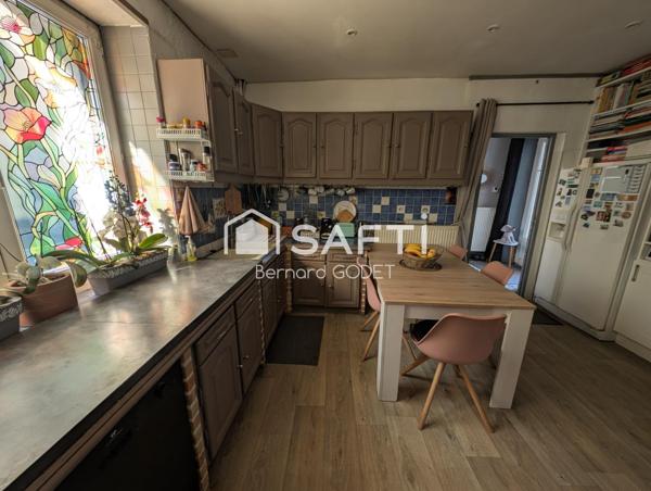 Maison de caractère rénovée + studio locatif en centre-ville.