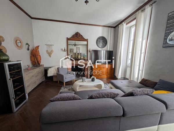 Maison de caractère rénovée + studio locatif en centre-ville.