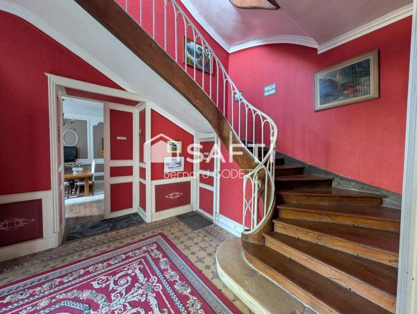 Maison de caractère rénovée + studio locatif en centre-ville.