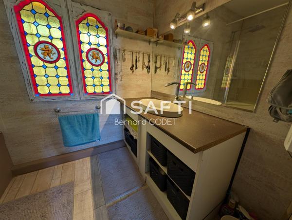 Maison de caractère rénovée + studio locatif en centre-ville.