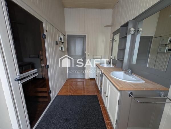 Maison de caractère rénovée + studio locatif en centre-ville.