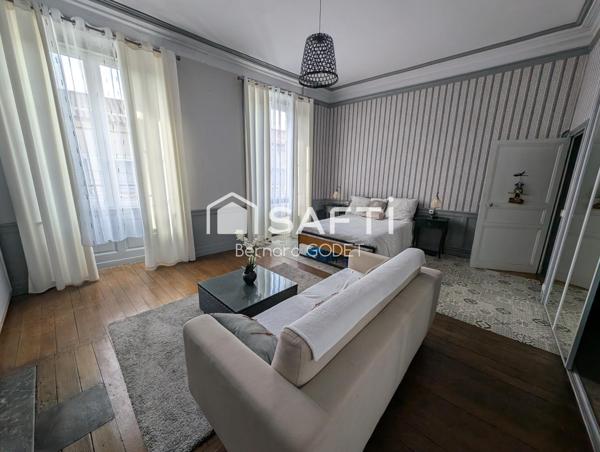 Maison de caractère rénovée + studio locatif en centre-ville.