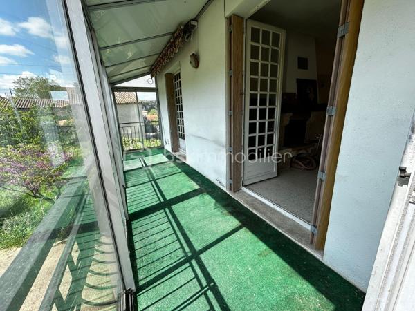 Maison de 147, 50m² à 5 minutes du centre ville de Millau et proche de toutes commoditées.
Sur une parcelle de 2 866m² la maison possède : Garage de 29 m² / 5 chambres / Caves de 51 m² environ / Piscine 10 X 5 mètres de 2011 (moteur + système de filtration changés en 2024) / Pool house de 43m² + local technique 10,60m² de 2017 / Chalet en bois extérieur de 11m² (sans eau ni électricité) / 3 récupérateurs d'eau.  

La maison est composée en rez-de-chaussée d'un SAS et d'une entrée, d'une cuisine équipée et aménagée, séjour avec cheminée insert bois, terrasse, deux chambres, un WC séparé ainsi qu'une salle d'eau.
L'étage dispose de trois chambres dont une avec placard, une cuisine, un séjour, une véranda, un balcon, une salle de bain et un WC séparé.
En rez-de-chaussée des travaux ont été réalisé par Le Moulino: une extension de 23 m² (le séjour avec insert) ainsi que les menuiseries, isolation (extension), cuisine, volet roulant, salle d'eau, WC.
Une pompe à chaleur mise en 2009. Chaudière fioul (2011). A l'étage sont à prévoir des travaux : menuiserie, isolation, volets, cuisine et salle d'eau.

Taxe foncière à 2350€.