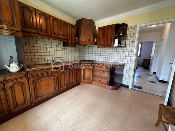 Maison de 147, 50m² à 5 minutes du centre ville de Millau et proche de toutes commoditées.
Sur une parcelle de 2 866m² la maison possède : Garage de 29 m² / 5 chambres / Caves de 51 m² environ / Piscine 10 X 5 mètres de 2011 (moteur + système de filtration changés en 2024) / Pool house de 43m² + local technique 10,60m² de 2017 / Chalet en bois extérieur de 11m² (sans eau ni électricité) / 3 récupérateurs d'eau.  

La maison est composée en rez-de-chaussée d'un SAS et d'une entrée, d'une cuisine équipée et aménagée, séjour avec cheminée insert bois, terrasse, deux chambres, un WC séparé ainsi qu'une salle d'eau.
L'étage dispose de trois chambres dont une avec placard, une cuisine, un séjour, une véranda, un balcon, une salle de bain et un WC séparé.
En rez-de-chaussée des travaux ont été réalisé par Le Moulino: une extension de 23 m² (le séjour avec insert) ainsi que les menuiseries, isolation (extension), cuisine, volet roulant, salle d'eau, WC.
Une pompe à chaleur mise en 2009. Chaudière fioul (2011). A l'étage sont à prévoir des travaux : menuiserie, isolation, volets, cuisine et salle d'eau.

Taxe foncière à 2350€.