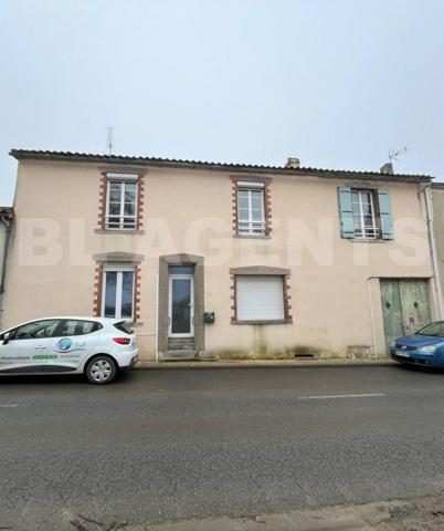 À découvrez cette belle maison de 141 m² avec jardin et grands volumes.