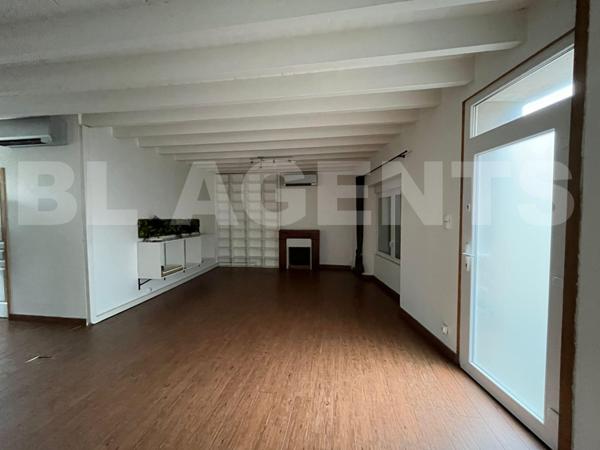 À découvrez cette belle maison de 141 m² avec jardin et grands volumes.