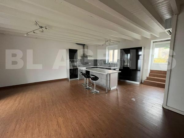 À découvrez cette belle maison de 141 m² avec jardin et grands volumes.