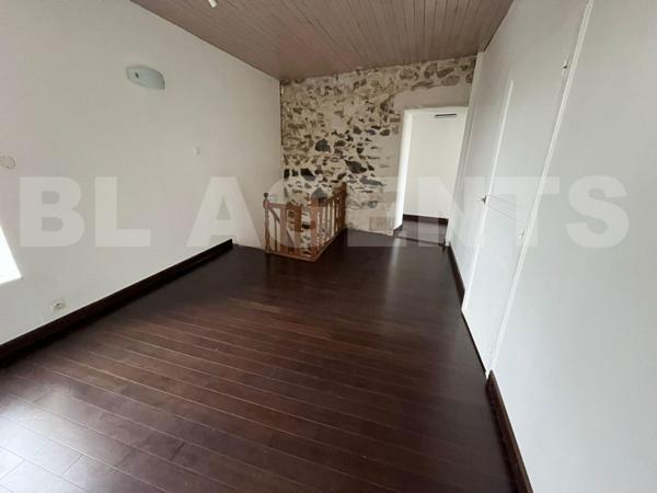 À découvrez cette belle maison de 141 m² avec jardin et grands volumes.