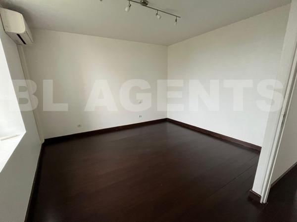 À découvrez cette belle maison de 141 m² avec jardin et grands volumes.