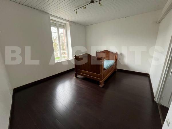 À découvrez cette belle maison de 141 m² avec jardin et grands volumes.