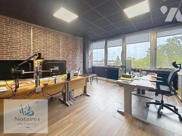 EN EXCLUSIVITÉ CHEZ VOTRE NOTAIRE !

À VENDRE - ENSEMBLE DE BUREAUX RÉNOVÉS - 125,43 m² - Haz...