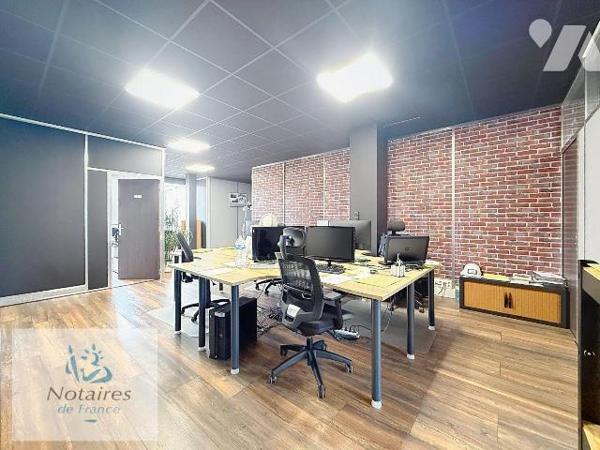 EN EXCLUSIVITÉ CHEZ VOTRE NOTAIRE !

À VENDRE - ENSEMBLE DE BUREAUX RÉNOVÉS - 125,43 m² - Haz...