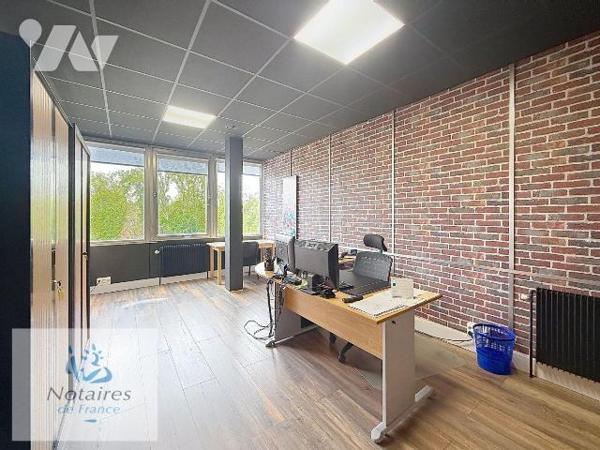 EN EXCLUSIVITÉ CHEZ VOTRE NOTAIRE !

À VENDRE - ENSEMBLE DE BUREAUX RÉNOVÉS - 125,43 m² - Haz...
