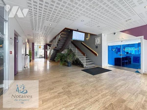EN EXCLUSIVITÉ CHEZ VOTRE NOTAIRE !

À VENDRE - ENSEMBLE DE BUREAUX RÉNOVÉS - 125,43 m² - Haz...