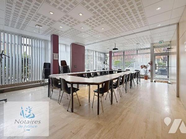 EN EXCLUSIVITÉ CHEZ VOTRE NOTAIRE !

À VENDRE - ENSEMBLE DE BUREAUX RÉNOVÉS - 125,43 m² - Haz...