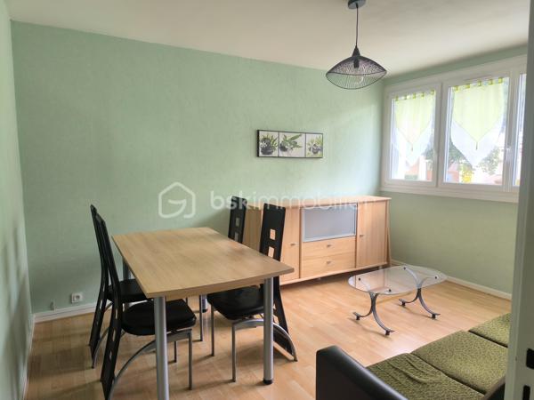 Je vous propose un bel appartement T2 dans une résidence calme et agréable, situé au RDC surélevé.
L'appartement comprend : une entrée, un séjour lumineux, une chambre, une cuisine équipée et aménagée, une salle d'eau refaite récemment et un WC séparé.
Un balcon : un vrai atout de cet appartement!
Menuiseries PVC double vitrage, tableau électrique aux normes, chauffage : réseau de chaleur urbain.

Cave avec électricité; stationnement libre.

L'appartement est vendu meublé et libre.

Des écoles et les arrêts de transports à deux pas de l'immeuble, les bois pour faire vos balades, la piscine municipale et les autres commodités, tout est à proximité.

Idéal pour investisseur ou premier achat, n'hésitez pas à me contacter!