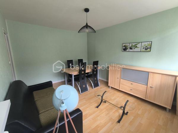 Je vous propose un bel appartement T2 dans une résidence calme et agréable, situé au RDC surélevé.
L'appartement comprend : une entrée, un séjour lumineux, une chambre, une cuisine équipée et aménagée, une salle d'eau refaite récemment et un WC séparé.
Un balcon : un vrai atout de cet appartement!
Menuiseries PVC double vitrage, tableau électrique aux normes, chauffage : réseau de chaleur urbain.

Cave avec électricité; stationnement libre.

L'appartement est vendu meublé et libre.

Des écoles et les arrêts de transports à deux pas de l'immeuble, les bois pour faire vos balades, la piscine municipale et les autres commodités, tout est à proximité.

Idéal pour investisseur ou premier achat, n'hésitez pas à me contacter!