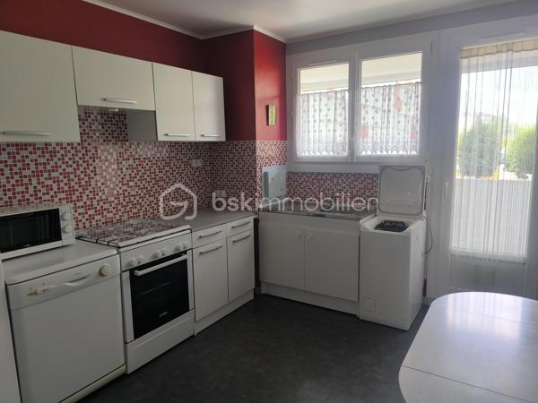 Je vous propose un bel appartement T2 dans une résidence calme et agréable, situé au RDC surélevé.
L'appartement comprend : une entrée, un séjour lumineux, une chambre, une cuisine équipée et aménagée, une salle d'eau refaite récemment et un WC séparé.
Un balcon : un vrai atout de cet appartement!
Menuiseries PVC double vitrage, tableau électrique aux normes, chauffage : réseau de chaleur urbain.

Cave avec électricité; stationnement libre.

L'appartement est vendu meublé et libre.

Des écoles et les arrêts de transports à deux pas de l'immeuble, les bois pour faire vos balades, la piscine municipale et les autres commodités, tout est à proximité.

Idéal pour investisseur ou premier achat, n'hésitez pas à me contacter!