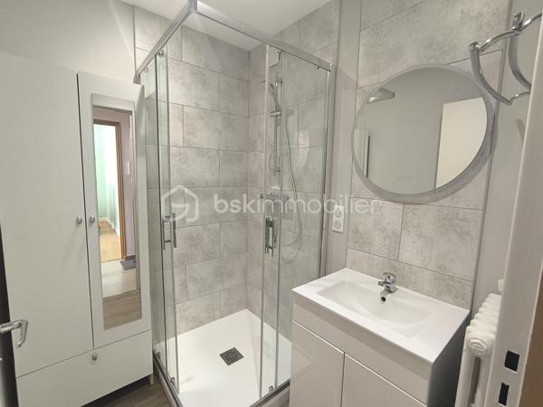Je vous propose un bel appartement T2 dans une résidence calme et agréable, situé au RDC surélevé.
L'appartement comprend : une entrée, un séjour lumineux, une chambre, une cuisine équipée et aménagée, une salle d'eau refaite récemment et un WC séparé.
Un balcon : un vrai atout de cet appartement!
Menuiseries PVC double vitrage, tableau électrique aux normes, chauffage : réseau de chaleur urbain.

Cave avec électricité; stationnement libre.

L'appartement est vendu meublé et libre.

Des écoles et les arrêts de transports à deux pas de l'immeuble, les bois pour faire vos balades, la piscine municipale et les autres commodités, tout est à proximité.

Idéal pour investisseur ou premier achat, n'hésitez pas à me contacter!