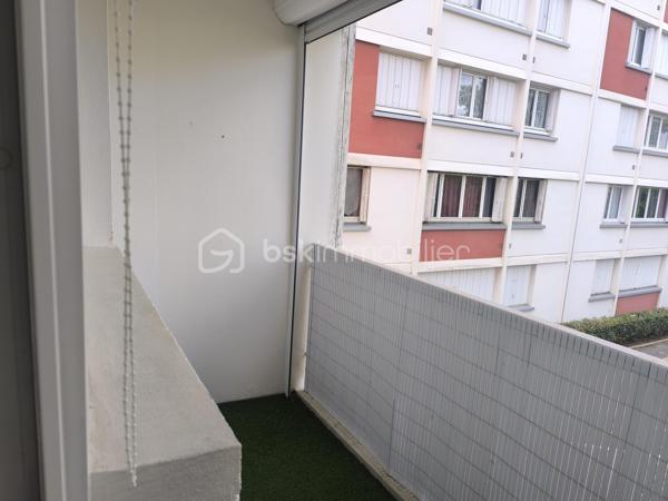 Je vous propose un bel appartement T2 dans une résidence calme et agréable, situé au RDC surélevé.
L'appartement comprend : une entrée, un séjour lumineux, une chambre, une cuisine équipée et aménagée, une salle d'eau refaite récemment et un WC séparé.
Un balcon : un vrai atout de cet appartement!
Menuiseries PVC double vitrage, tableau électrique aux normes, chauffage : réseau de chaleur urbain.

Cave avec électricité; stationnement libre.

L'appartement est vendu meublé et libre.

Des écoles et les arrêts de transports à deux pas de l'immeuble, les bois pour faire vos balades, la piscine municipale et les autres commodités, tout est à proximité.

Idéal pour investisseur ou premier achat, n'hésitez pas à me contacter!