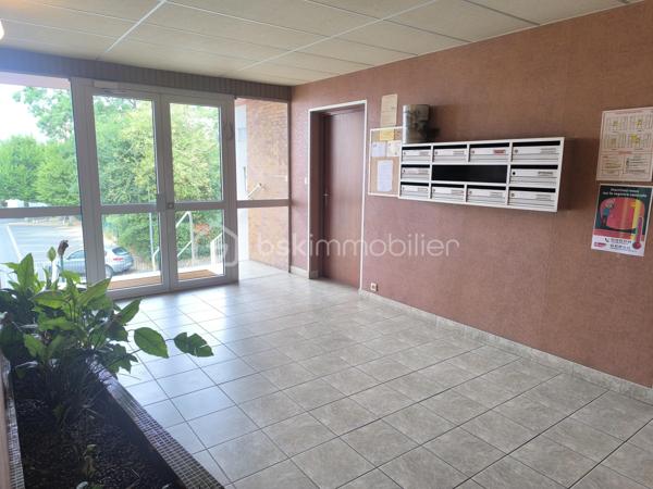 Je vous propose un bel appartement T2 dans une résidence calme et agréable, situé au RDC surélevé.
L'appartement comprend : une entrée, un séjour lumineux, une chambre, une cuisine équipée et aménagée, une salle d'eau refaite récemment et un WC séparé.
Un balcon : un vrai atout de cet appartement!
Menuiseries PVC double vitrage, tableau électrique aux normes, chauffage : réseau de chaleur urbain.

Cave avec électricité; stationnement libre.

L'appartement est vendu meublé et libre.

Des écoles et les arrêts de transports à deux pas de l'immeuble, les bois pour faire vos balades, la piscine municipale et les autres commodités, tout est à proximité.

Idéal pour investisseur ou premier achat, n'hésitez pas à me contacter!
