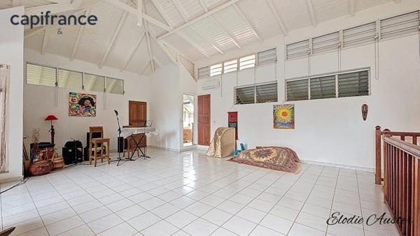 Propriété vue montagnes 12 pièces composée d'une villa et 1 maison créole