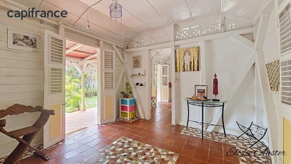 Propriété vue montagnes 12 pièces composée d'une villa et 1 maison créole