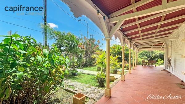 Propriété vue montagnes 12 pièces composée d'une villa et 1 maison créole