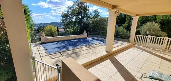 MAISON D'EXCEPTION AVEC VUE PANORAMIQUE, PISCINE, TERRAIN ARBORÉ ET PRESTATIONS DE GAMME QUALITÉ6 pièce(s) 124.24 m2