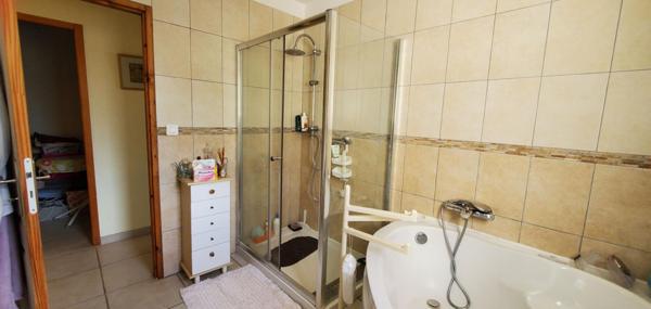 MAISON D'EXCEPTION AVEC VUE PANORAMIQUE, PISCINE, TERRAIN ARBORÉ ET PRESTATIONS DE GAMME QUALITÉ6 pièce(s) 124.24 m2