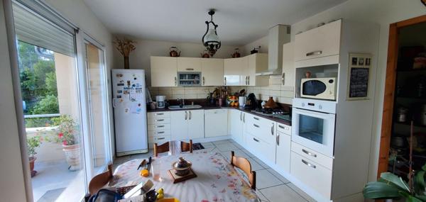 MAISON D'EXCEPTION AVEC VUE PANORAMIQUE, PISCINE, TERRAIN ARBORÉ ET PRESTATIONS DE GAMME QUALITÉ6 pièce(s) 124.24 m2