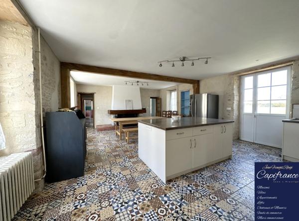 ISIGNY SUR MER, propriété divisée en trois habitations pour une surface de 350 m² avec boxs et dépendances !!!