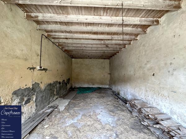 ISIGNY SUR MER, propriété divisée en trois habitations pour une surface de 350 m² avec boxs et dépendances !!!