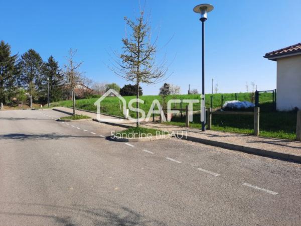 9 km de Pont de Vaux, terrain à bâtir viabilisé, libre constructeur