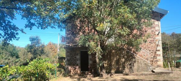 Maison en pierres à Montrozier