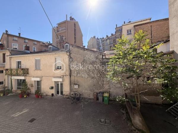 Situé rue de Strasbourg ce T2 de 45,81 m² se dévoile discrètement au sein d’une petite cour intérieure, à l’abri de l’agitation urbaine et des regards. Une adresse recherchée en hypercentre, où l’on profite pleinement de la vie grenobloise tout en retrouvant un calme inattendu une fois le portail franchi…

Installé au 1er et dernier étage d’une petite copropriété intimiste, l’appartement offre une atmosphère paisible et chaleureuse, rare en centre-ville. Dès l’entrée, les rangements intégrés optimisent l’espace avec élégance. Le séjour parqueté, baigné de lumière, invite à la détente tandis que la chambre indépendante dévoile un espace nuit confortable avec un grand placard intégré.

La cuisine indépendante, équipée et fonctionnelle, permet de profiter immédiatement du bien, tout comme la salle d’eau avec douche et WC.

L’appartement bénéficie de nombreux équipements déjà rénovés :
• chaudière gaz récente (2024)
• radiateurs remplacés récemment
• fenêtres PVC double vitrage
• fibre installée

Son emplacement constitue un véritable atout : commerces, tramways, restaurants et commodités accessibles à pied, tout en bénéficiant d’un environnement calme et préservé.

Ce bien séduira aussi bien les acquéreurs à la recherche d’un premier achat en centre-ville que les investisseurs souhaitant valoriser un bien idéalement situé.

À noter : le logement est classé DPE G, des travaux d’amélioration énergétique seront à prévoir, offrant ainsi la possibilité de repenser et personnaliser le bien selon vos envies et vos projets.