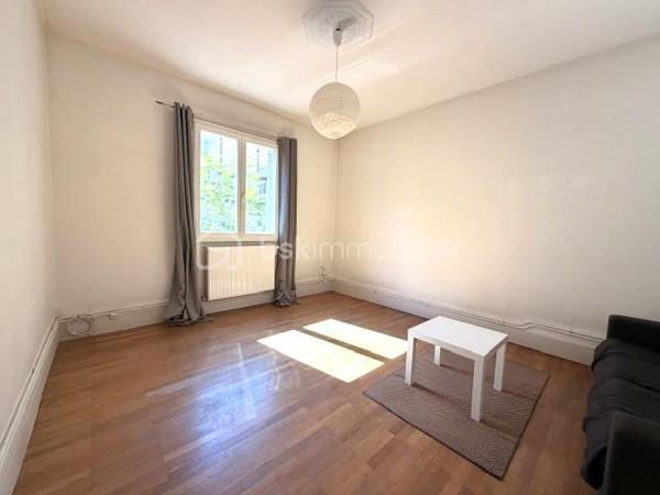 Situé rue de Strasbourg ce T2 de 45,81 m² se dévoile discrètement au sein d’une petite cour intérieure, à l’abri de l’agitation urbaine et des regards. Une adresse recherchée en hypercentre, où l’on profite pleinement de la vie grenobloise tout en retrouvant un calme inattendu une fois le portail franchi…

Installé au 1er et dernier étage d’une petite copropriété intimiste, l’appartement offre une atmosphère paisible et chaleureuse, rare en centre-ville. Dès l’entrée, les rangements intégrés optimisent l’espace avec élégance. Le séjour parqueté, baigné de lumière, invite à la détente tandis que la chambre indépendante dévoile un espace nuit confortable avec un grand placard intégré.

La cuisine indépendante, équipée et fonctionnelle, permet de profiter immédiatement du bien, tout comme la salle d’eau avec douche et WC.

L’appartement bénéficie de nombreux équipements déjà rénovés :
• chaudière gaz récente (2024)
• radiateurs remplacés récemment
• fenêtres PVC double vitrage
• fibre installée

Son emplacement constitue un véritable atout : commerces, tramways, restaurants et commodités accessibles à pied, tout en bénéficiant d’un environnement calme et préservé.

Ce bien séduira aussi bien les acquéreurs à la recherche d’un premier achat en centre-ville que les investisseurs souhaitant valoriser un bien idéalement situé.

À noter : le logement est classé DPE G, des travaux d’amélioration énergétique seront à prévoir, offrant ainsi la possibilité de repenser et personnaliser le bien selon vos envies et vos projets.