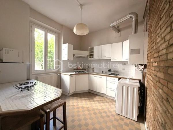 Situé rue de Strasbourg ce T2 de 45,81 m² se dévoile discrètement au sein d’une petite cour intérieure, à l’abri de l’agitation urbaine et des regards. Une adresse recherchée en hypercentre, où l’on profite pleinement de la vie grenobloise tout en retrouvant un calme inattendu une fois le portail franchi…

Installé au 1er et dernier étage d’une petite copropriété intimiste, l’appartement offre une atmosphère paisible et chaleureuse, rare en centre-ville. Dès l’entrée, les rangements intégrés optimisent l’espace avec élégance. Le séjour parqueté, baigné de lumière, invite à la détente tandis que la chambre indépendante dévoile un espace nuit confortable avec un grand placard intégré.

La cuisine indépendante, équipée et fonctionnelle, permet de profiter immédiatement du bien, tout comme la salle d’eau avec douche et WC.

L’appartement bénéficie de nombreux équipements déjà rénovés :
• chaudière gaz récente (2024)
• radiateurs remplacés récemment
• fenêtres PVC double vitrage
• fibre installée

Son emplacement constitue un véritable atout : commerces, tramways, restaurants et commodités accessibles à pied, tout en bénéficiant d’un environnement calme et préservé.

Ce bien séduira aussi bien les acquéreurs à la recherche d’un premier achat en centre-ville que les investisseurs souhaitant valoriser un bien idéalement situé.

À noter : le logement est classé DPE G, des travaux d’amélioration énergétique seront à prévoir, offrant ainsi la possibilité de repenser et personnaliser le bien selon vos envies et vos projets.